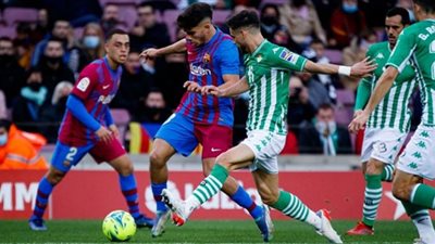 برشلونة يلتقي ريال بيتيس في مهمة الحفاظ على صدارة الدوري الإسباني