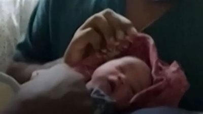 من رحم المعاناة يولد الأمل.. سودانية تضع طفلها وسط شوارع الخرطوم