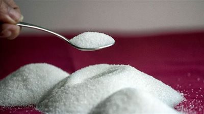 شعبة المواد الغذائية تحذر من تعطيش السكر بالأسواق