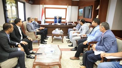 نائب محافظ سوهاج يلتقي عددًا من الشباب