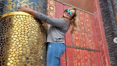 ليلى علوي تثير الجدل بإطلالة شبابية جريئة من أمريكا