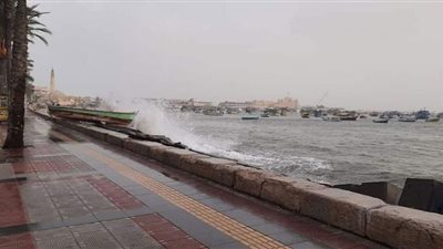 بسبب ارتفاع الأمواج.. الإسكندرية ترفع الرايات الحمراء على الشواطئ