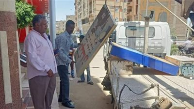 حملة مكبرة لإزالة الإعلانات العشوائية وغير المرخصة بشوارع قوص بقنا