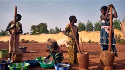 وفاة 136 شخصًا بينهم نساء ورضع برصاص إرهابيين في بوركينا فاسو