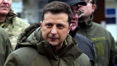 زيلينسكي يتدرب بانتظام على استخدام السلاح وإطلاق النار