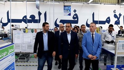 مدبولى يتفقد مصنعًا لـ