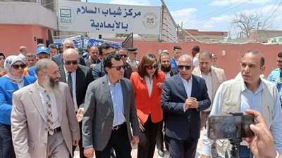 أشرف صبحي يفتتح مركز التخاطب بمركز شباب السلام بالأبعادية