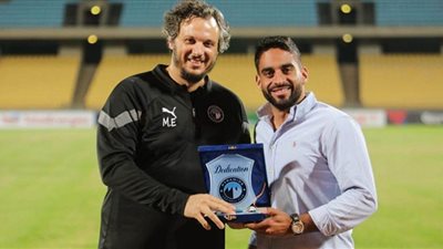 بيراميدز يهدي درع النادي لسفير مصر في جنوب إفريقيا