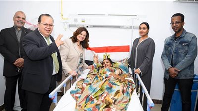 وزيرة الهجرة تزور الطالبين المصابين من المصريين العائدين من السودان