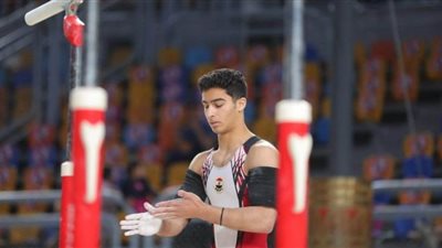 محمد عفيفي يتوج بفضية جهاز المتوازي في كأس العالم للجمباز بالقاهرة
