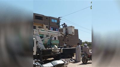 فصل التيار الكهربائي عن عدة مناطق بقرية بهجورة بنجع حمادي