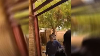 طلاب يفرون من إطلاق نار في جامعة الخرطوم (شاهد)