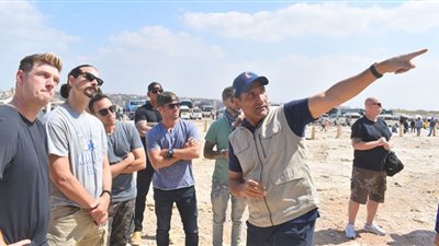 محيي الدين يشرح للفرقة الغنائية الأمريكية باك ستريت بويز طريقة بناء الأهرامات