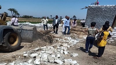 إزالة 38 حالة تعدٍ على أراضي زراعية وأراضي أملاك دولة بمركزي منفلوط والفتح