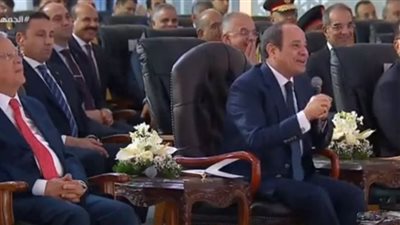 صاحب مصنع شيكولاتة يطلب من السيسي تذوق المنتج.. والرئيس يرد (شاهد)