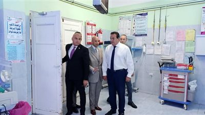 وزير الصحة يوجه بصرف مكافأة مالية للعاملين المجتهدين بمستشفى الصالحية