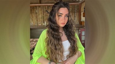 هنا الزاهد ساحرة بالأسود والمجوهرات الذهبية (فيديو)