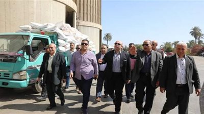 محافظ بني سويف يتفقد توريد وفرز القمح لصومعة ومطحن بوهلر
