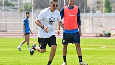 خوان كارلوس يلقي محاضرة فنية وتكتيكية على لاعبي الزمالك