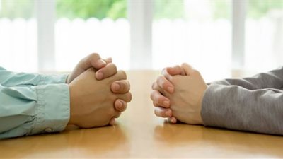 حكم حديث الإنسان مع غيره بما يضيق به صدره من باب 