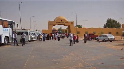 حشد الأطباء على حدود السودان وتوفير ألعاب للأطفال الهاربين.. فيديو