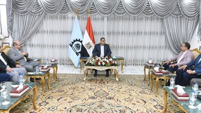 وزير الدولة للإنتاج الحربي يتفقد مصنع إنتاج وإصلاح المدرعات