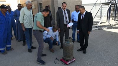 سكرتير مساعد قنا يجري مراجعة لأوزان أسطوانات البوتاجاز