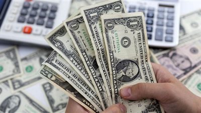 الدولار يتراجع مع فتح الاحتياطي الاتحادي الباب أمام إنهاء التشديد