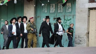 مستوطنون يهاجمون المواطنين الفلسطينيين جنوب الخليل
