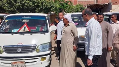 بنى سويف يتفقد مواقف السيارات لمتابعة الإلتزام بالأجرة المقررة بعد زيادة السولار