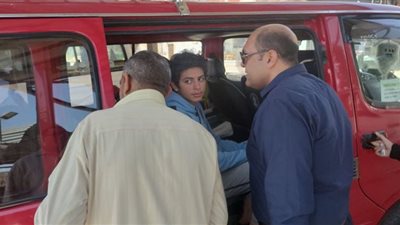 رئيس مدينة بيلا يطمئن علي انتظام العمل بموقف السيارات ومحطات الوقود