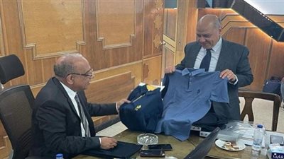 وزير قطاع الأعمال العام يجتمع بقيادات الشركة القابضة للقطن