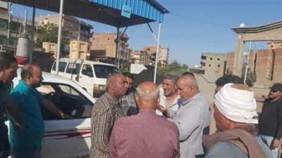 رئيس مركز المحلة يتابع التزام السائقين بالتعريفة الجديدة بالمواقف