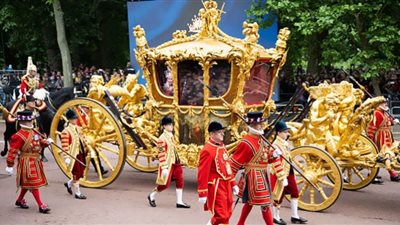 عربات نادرة تقتحم تتويج الملك تشارلز (فيديو)