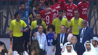 رمضان صبحي يعانق لاعبي الأهلي في نهائي السوبر