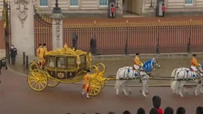 الملك تشارلز وقرينته يتوجهان  إلى كنيسة وستمنستر بعربات مذهبة (شاهد) 