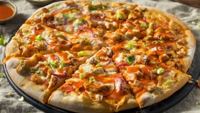 بيتزا الدجاج الحارة على طريقة المطاعم الإيطالية