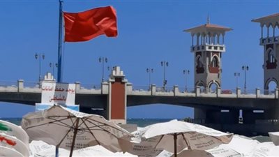 رفع الرايات الحمراء على شواطئ الإسكندرية