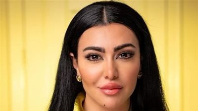 ميرهان حسين تتألق بفستان الربيع على شاطئ العريش 