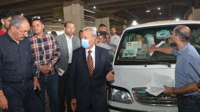 الهجان: حملات رقابية على المواقف للتأكد من تركيب الملصقات والالتزام بالتعريفة