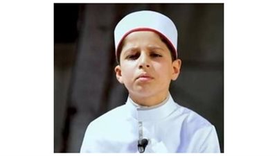 آدم أحمد طفل يبحر في سماء الإنشاد