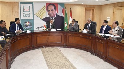 محافظ الفيوم يتابع الموقف التنفيذي لمشروعات خطة الرصف الاستثمارية
