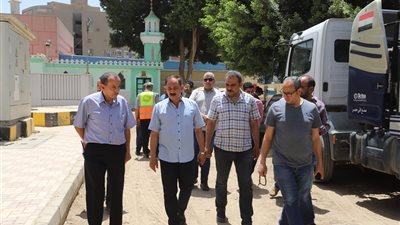 رئيس مياه أسيوط يتفقد محطة رفع صرف صحي البركة 