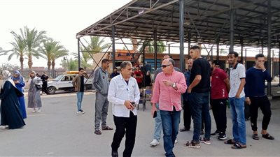 محافظ الإسماعيلية يُوَجه بالرقابة على مواقف السيارات والالتزام بالتعريفة
