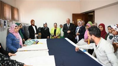 تدريب 600 فتاة بقرى حياة كريمة فى قنا على الحياكة 