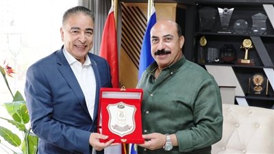 محافظ أسوان يكرم مدير أحد الفنادق السياحية