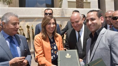 وزيرة الثقافة ومحافظ قنا يطلقان مشروع المكتبات المتنقلة لـ6 محافظات