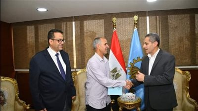 محافظ الغربية يكرم مدير مدرسة الشربيني 