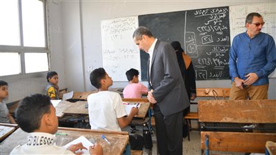 محافظ الغربيه يكافئ مدير مدرسة ويحيل آخرين للتحقيق  