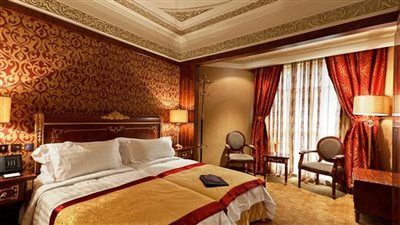 رائحة كريهة تقود سائح صيني لجثة أسفل سريره 